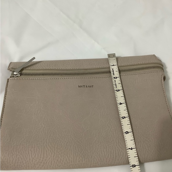 Matt & Nat Sleek recycling bottle vegan leather beige clutch - Picture 7 of 8